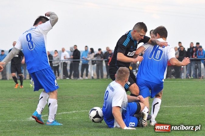 Zdjęcie w galerii na portalu naszraciborz.pl: Nerwowo i czerwono w Borucinie. Naprzód pokonał Silesię Lubomia wiadomości z regionu