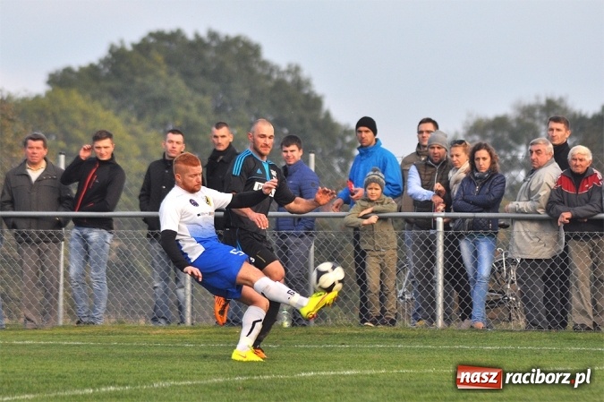 Zdjęcie w galerii na portalu naszraciborz.pl: Nerwowo i czerwono w Borucinie. Naprzód pokonał Silesię Lubomia wiadomości z regionu