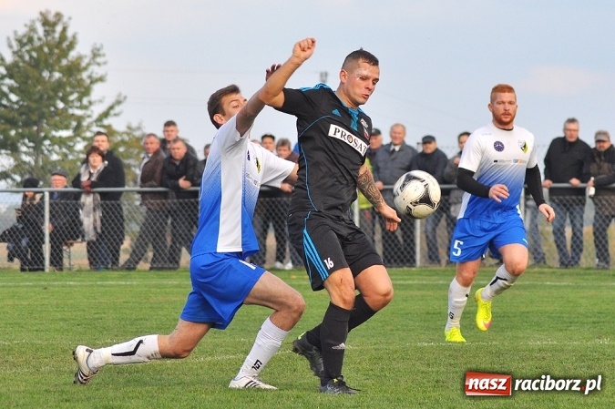Zdjęcie w galerii na portalu naszraciborz.pl: Nerwowo i czerwono w Borucinie. Naprzód pokonał Silesię Lubomia wiadomości z regionu