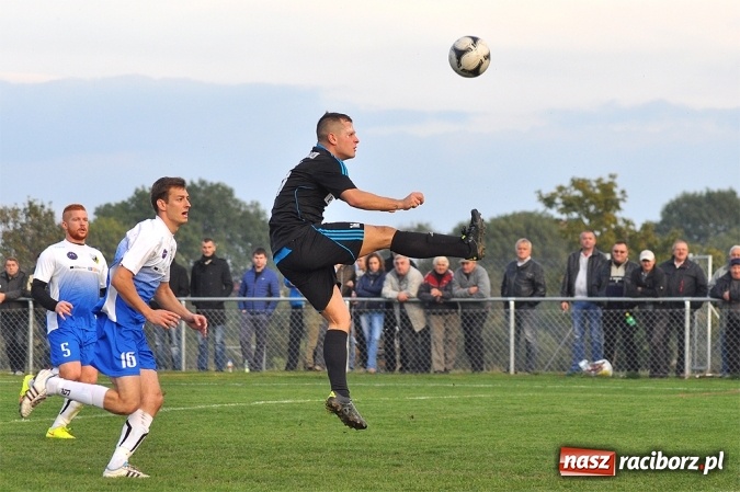 Zdjęcie w galerii na portalu naszraciborz.pl: Nerwowo i czerwono w Borucinie. Naprzód pokonał Silesię Lubomia wiadomości z regionu
