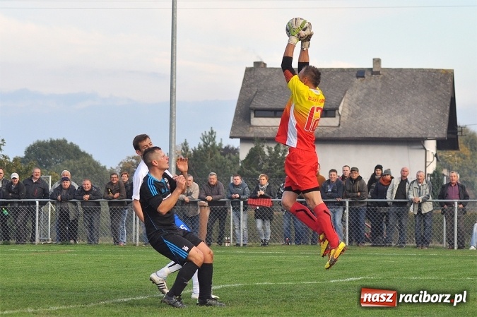 Zdjęcie w galerii na portalu naszraciborz.pl: Nerwowo i czerwono w Borucinie. Naprzód pokonał Silesię Lubomia wiadomości z regionu