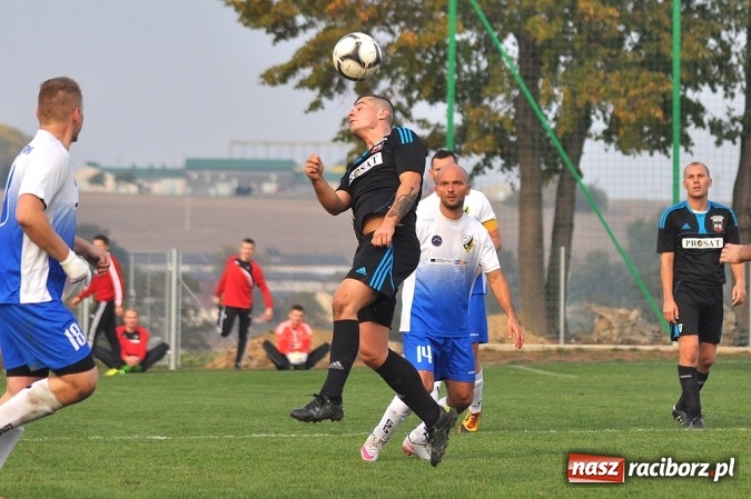 Zdjęcie w galerii na portalu naszraciborz.pl: Nerwowo i czerwono w Borucinie. Naprzód pokonał Silesię Lubomia wiadomości z regionu