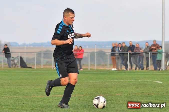 Zdjęcie w galerii na portalu naszraciborz.pl: Nerwowo i czerwono w Borucinie. Naprzód pokonał Silesię Lubomia wiadomości z regionu