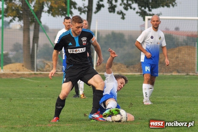 Zdjęcie w galerii na portalu naszraciborz.pl: Nerwowo i czerwono w Borucinie. Naprzód pokonał Silesię Lubomia wiadomości z regionu