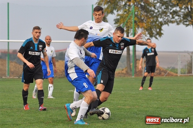 Zdjęcie w galerii na portalu naszraciborz.pl: Nerwowo i czerwono w Borucinie. Naprzód pokonał Silesię Lubomia wiadomości z regionu