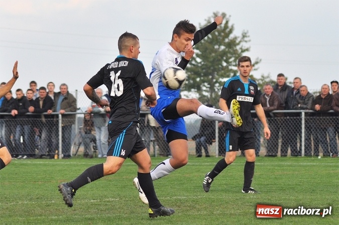 Zdjęcie w galerii na portalu naszraciborz.pl: Nerwowo i czerwono w Borucinie. Naprzód pokonał Silesię Lubomia wiadomości z regionu