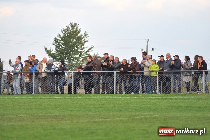 Zdjęcie w galerii na portalu naszraciborz.pl: Nerwowo i czerwono w Borucinie. Naprzód pokonał Silesię Lubomia wiadomości z regionu