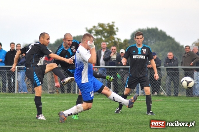 Zdjęcie w galerii na portalu naszraciborz.pl: Nerwowo i czerwono w Borucinie. Naprzód pokonał Silesię Lubomia wiadomości z regionu