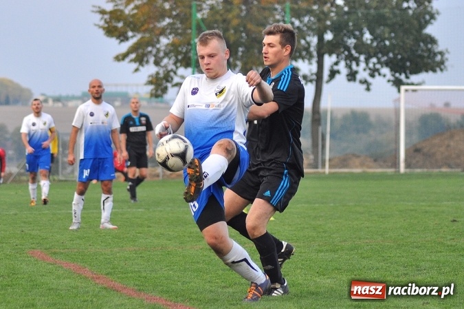 Zdjęcie w galerii na portalu naszraciborz.pl: Nerwowo i czerwono w Borucinie. Naprzód pokonał Silesię Lubomia wiadomości z regionu