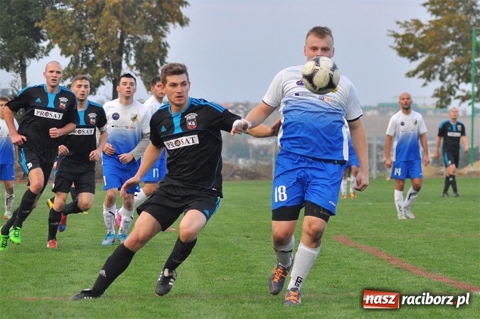 Zdjęcie w galerii na portalu naszraciborz.pl: Nerwowo i czerwono w Borucinie. Naprzód pokonał Silesię Lubomia wiadomości z regionu