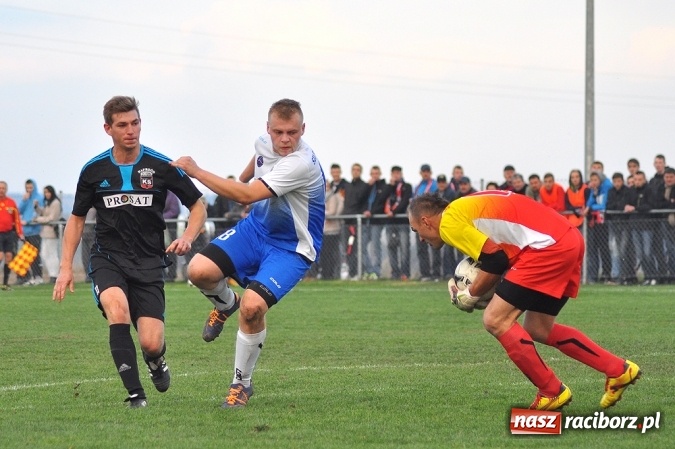 Zdjęcie w galerii na portalu naszraciborz.pl: Nerwowo i czerwono w Borucinie. Naprzód pokonał Silesię Lubomia wiadomości z regionu