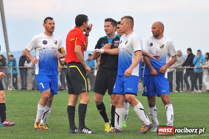 Zdjęcie w galerii na portalu naszraciborz.pl: Nerwowo i czerwono w Borucinie. Naprzód pokonał Silesię Lubomia wiadomości z regionu