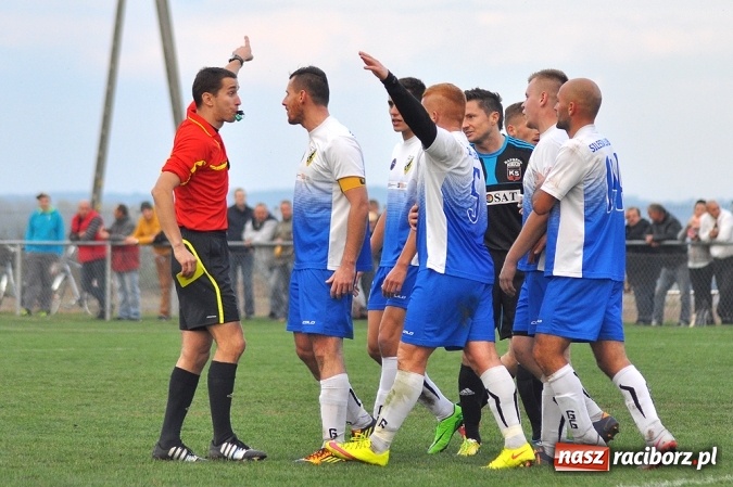 Zdjęcie w galerii na portalu naszraciborz.pl: Nerwowo i czerwono w Borucinie. Naprzód pokonał Silesię Lubomia wiadomości z regionu