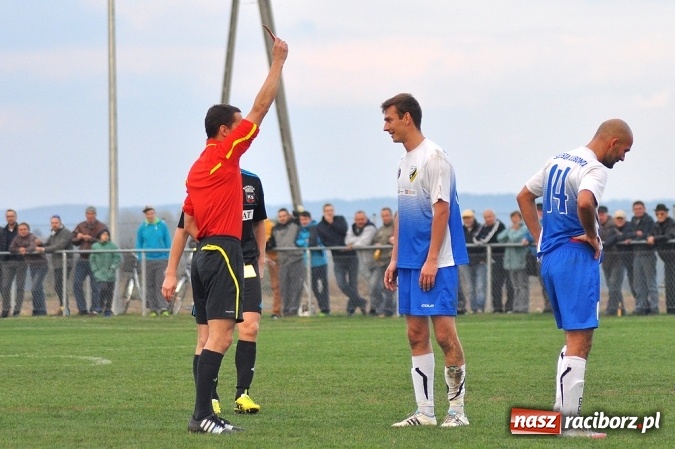 Zdjęcie w galerii na portalu naszraciborz.pl: Nerwowo i czerwono w Borucinie. Naprzód pokonał Silesię Lubomia wiadomości z regionu