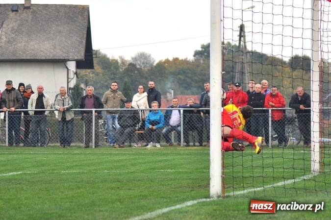 Zdjęcie w galerii na portalu naszraciborz.pl: Nerwowo i czerwono w Borucinie. Naprzód pokonał Silesię Lubomia wiadomości z regionu