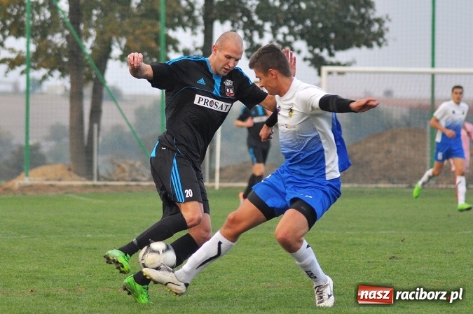 Zdjęcie w galerii na portalu naszraciborz.pl: Nerwowo i czerwono w Borucinie. Naprzód pokonał Silesię Lubomia wiadomości z regionu