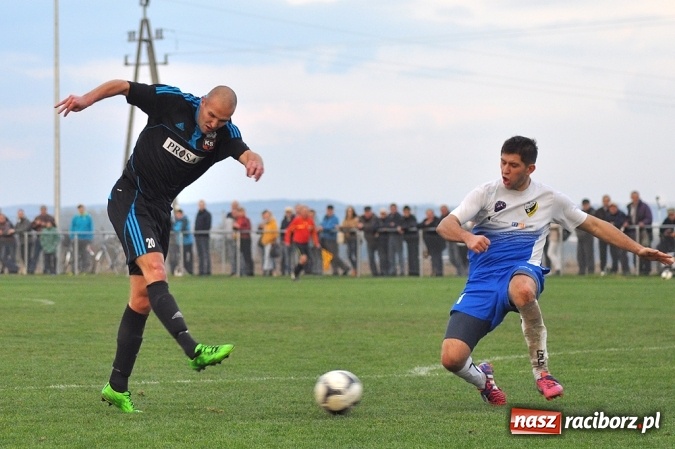Zdjęcie w galerii na portalu naszraciborz.pl: Nerwowo i czerwono w Borucinie. Naprzód pokonał Silesię Lubomia wiadomości z regionu