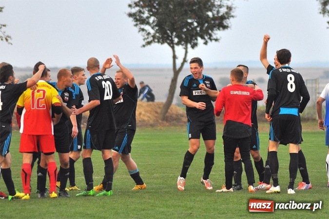 Zdjęcie w galerii na portalu naszraciborz.pl: Nerwowo i czerwono w Borucinie. Naprzód pokonał Silesię Lubomia wiadomości z regionu