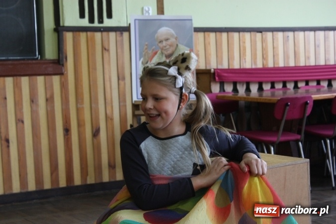Zdjęcie w galerii na portalu naszraciborz.pl: XV Dzień Papieski w Domu Kultury w Borucinie wiadomości z regionu