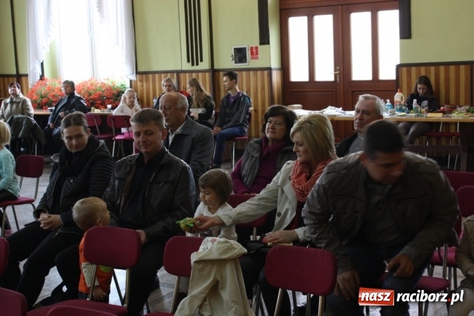 Zdjęcie w galerii na portalu naszraciborz.pl: XV Dzień Papieski w Domu Kultury w Borucinie wiadomości z regionu