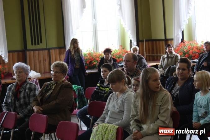 Zdjęcie w galerii na portalu naszraciborz.pl: XV Dzień Papieski w Domu Kultury w Borucinie wiadomości z regionu