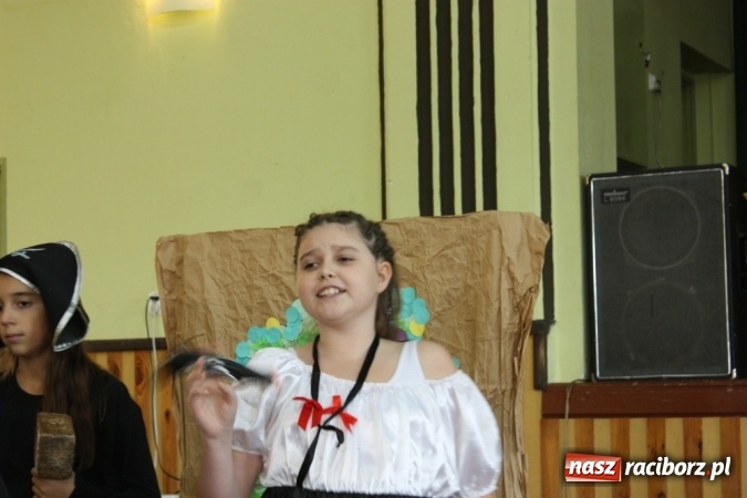 Zdjęcie w galerii na portalu naszraciborz.pl: XV Dzień Papieski w Domu Kultury w Borucinie wiadomości z regionu