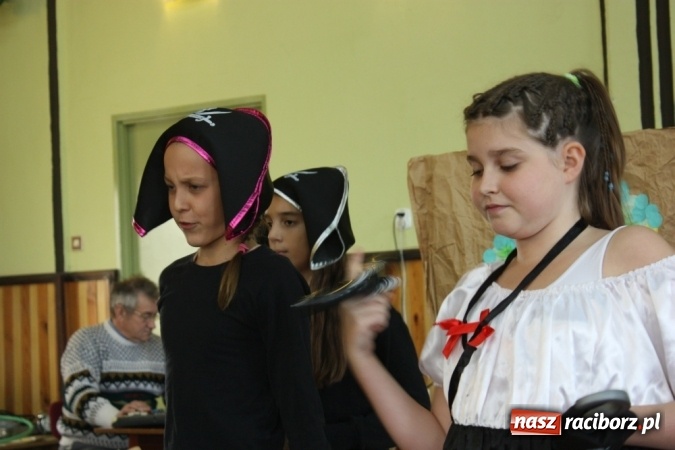 Zdjęcie w galerii na portalu naszraciborz.pl: XV Dzień Papieski w Domu Kultury w Borucinie wiadomości z regionu