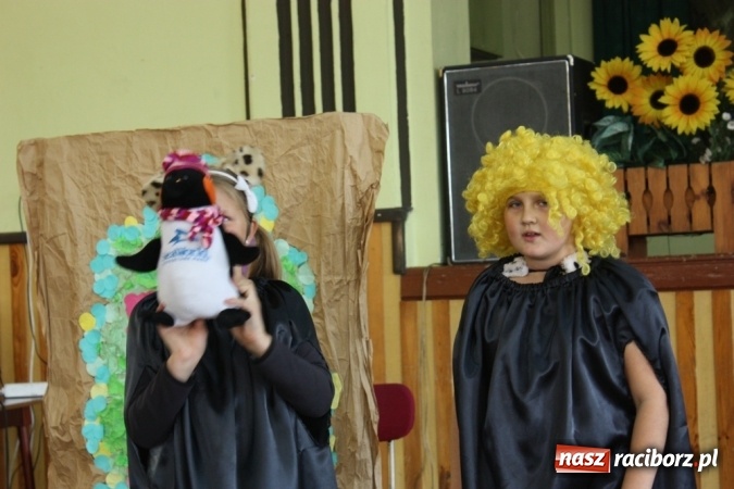 Zdjęcie w galerii na portalu naszraciborz.pl: XV Dzień Papieski w Domu Kultury w Borucinie wiadomości z regionu