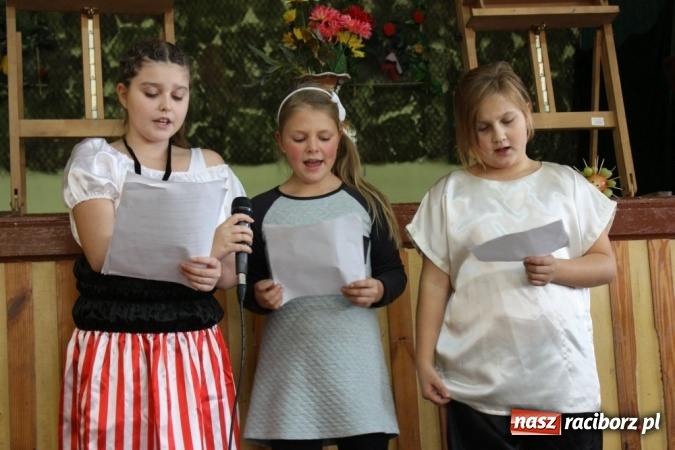 Zdjęcie w galerii na portalu naszraciborz.pl: XV Dzień Papieski w Domu Kultury w Borucinie wiadomości z regionu