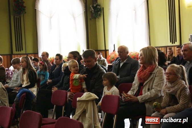Zdjęcie w galerii na portalu naszraciborz.pl: XV Dzień Papieski w Domu Kultury w Borucinie wiadomości z regionu