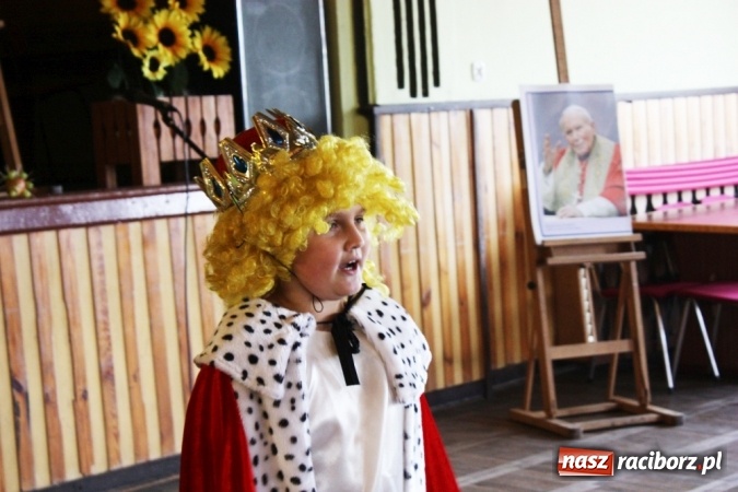 Zdjęcie w galerii na portalu naszraciborz.pl: XV Dzień Papieski w Domu Kultury w Borucinie wiadomości z regionu