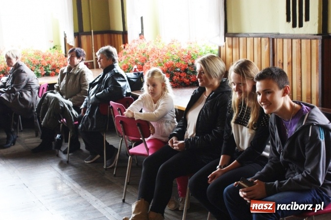 Zdjęcie w galerii na portalu naszraciborz.pl: XV Dzień Papieski w Domu Kultury w Borucinie wiadomości z regionu