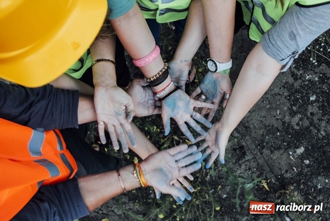 Zdjęcie w galerii na portalu naszraciborz.pl: Dzieci ze Szkoły na Ostrogu pomagają nepalskim rówieśnikom wiadomości z regionu