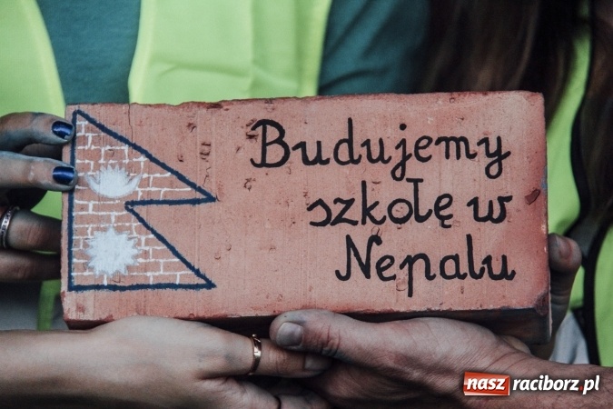 Zdjęcie w galerii na portalu naszraciborz.pl: Dzieci ze Szkoły na Ostrogu pomagają nepalskim rówieśnikom wiadomości z regionu
