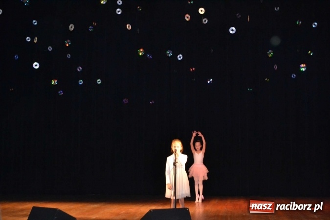 Zdjęcie w galerii na portalu naszraciborz.pl: VIII Finał Konkursu Wokalnego Kuźnia Raciborska 2015 wiadomości z regionu