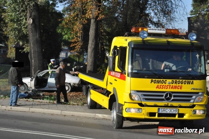 Zdjęcie w galerii na portalu naszraciborz.pl: Policja ma już sprawcę wczorajszej kolizji na Armii Krajowej. Rover dachował na cmentarzu wiadomości z regionu