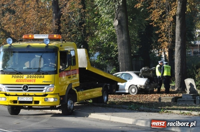 Zdjęcie w galerii na portalu naszraciborz.pl: Policja ma już sprawcę wczorajszej kolizji na Armii Krajowej. Rover dachował na cmentarzu wiadomości z regionu