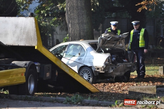 Zdjęcie w galerii na portalu naszraciborz.pl: Policja ma już sprawcę wczorajszej kolizji na Armii Krajowej. Rover dachował na cmentarzu wiadomości z regionu