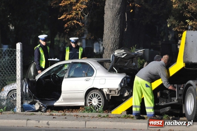 Zdjęcie w galerii na portalu naszraciborz.pl: Policja ma już sprawcę wczorajszej kolizji na Armii Krajowej. Rover dachował na cmentarzu wiadomości z regionu
