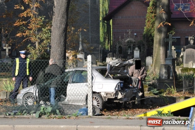 Zdjęcie w galerii na portalu naszraciborz.pl: Policja ma już sprawcę wczorajszej kolizji na Armii Krajowej. Rover dachował na cmentarzu wiadomości z regionu