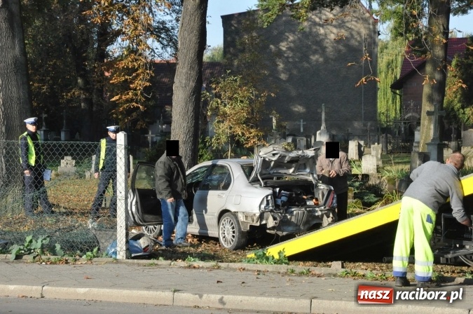 Zdjęcie w galerii na portalu naszraciborz.pl: Policja ma już sprawcę wczorajszej kolizji na Armii Krajowej. Rover dachował na cmentarzu wiadomości z regionu
