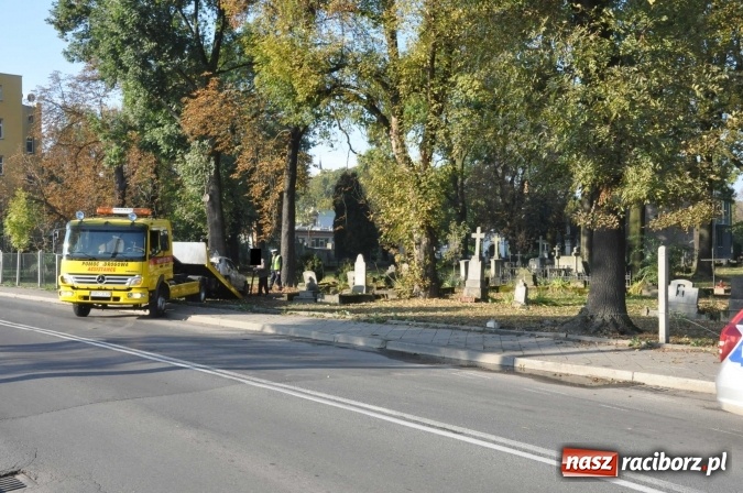 Zdjęcie w galerii na portalu naszraciborz.pl: Policja ma już sprawcę wczorajszej kolizji na Armii Krajowej. Rover dachował na cmentarzu wiadomości z regionu