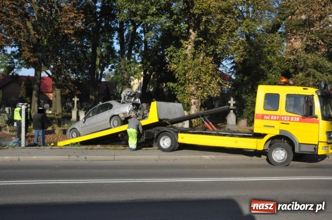 Zdjęcie w galerii na portalu naszraciborz.pl: Policja ma już sprawcę wczorajszej kolizji na Armii Krajowej. Rover dachował na cmentarzu wiadomości z regionu
