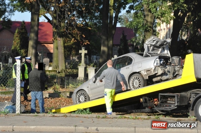 Zdjęcie w galerii na portalu naszraciborz.pl: Policja ma już sprawcę wczorajszej kolizji na Armii Krajowej. Rover dachował na cmentarzu wiadomości z regionu