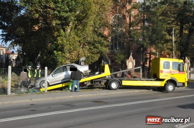Zdjęcie w galerii na portalu naszraciborz.pl: Policja ma już sprawcę wczorajszej kolizji na Armii Krajowej. Rover dachował na cmentarzu wiadomości z regionu