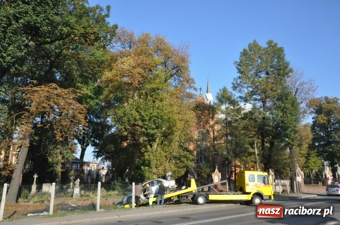 Zdjęcie w galerii na portalu naszraciborz.pl: Policja ma już sprawcę wczorajszej kolizji na Armii Krajowej. Rover dachował na cmentarzu wiadomości z regionu