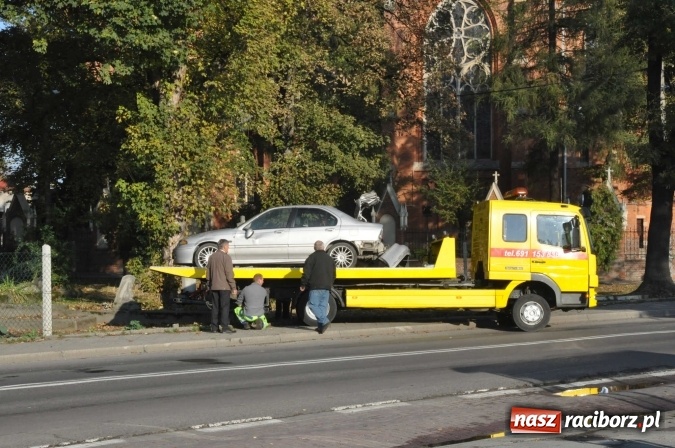 Zdjęcie w galerii na portalu naszraciborz.pl: Policja ma już sprawcę wczorajszej kolizji na Armii Krajowej. Rover dachował na cmentarzu wiadomości z regionu