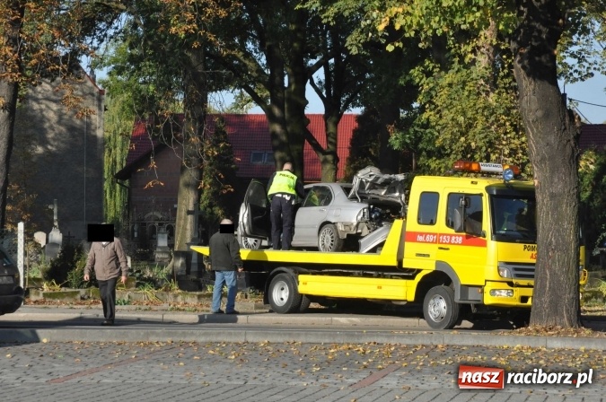 Zdjęcie w galerii na portalu naszraciborz.pl: Policja ma już sprawcę wczorajszej kolizji na Armii Krajowej. Rover dachował na cmentarzu wiadomości z regionu