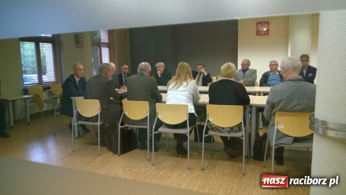 Zdjęcie w galerii na portalu naszraciborz.pl: Radni rozmawiali o szpitalu. Pracownikom kazano pozostać za drzwiami! wiadomości z regionu