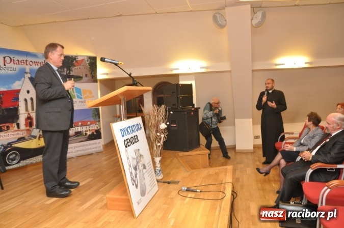 Zdjęcie w galerii na portalu naszraciborz.pl: Kiedy seks staje się bogiem – ksiądz Oko o ideologii gender na Zamku Piastowskim wiadomości z regionu